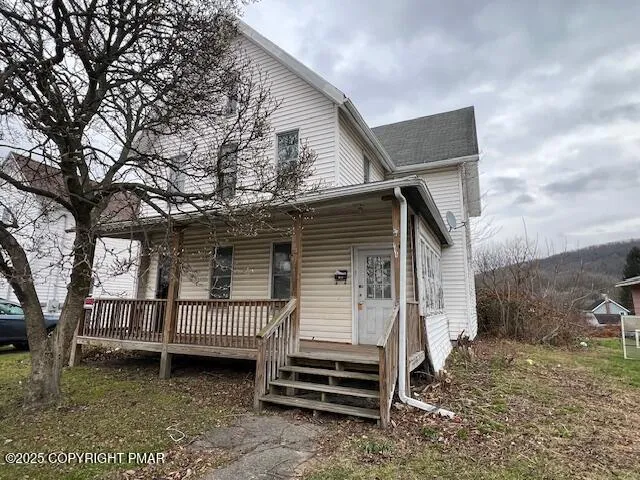 a view of a house with a yard