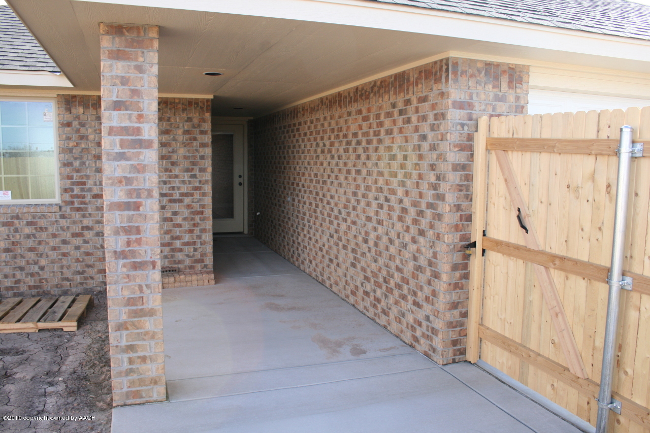 5804 South Rusk Street Amarillo, TX 79118 - Photo 16 of 18 a view of wooden door