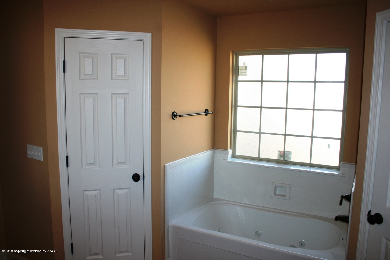 5804 South Rusk Street Amarillo, TX 79118 - Photo 9 of 18 a bathroom with a bathtub
