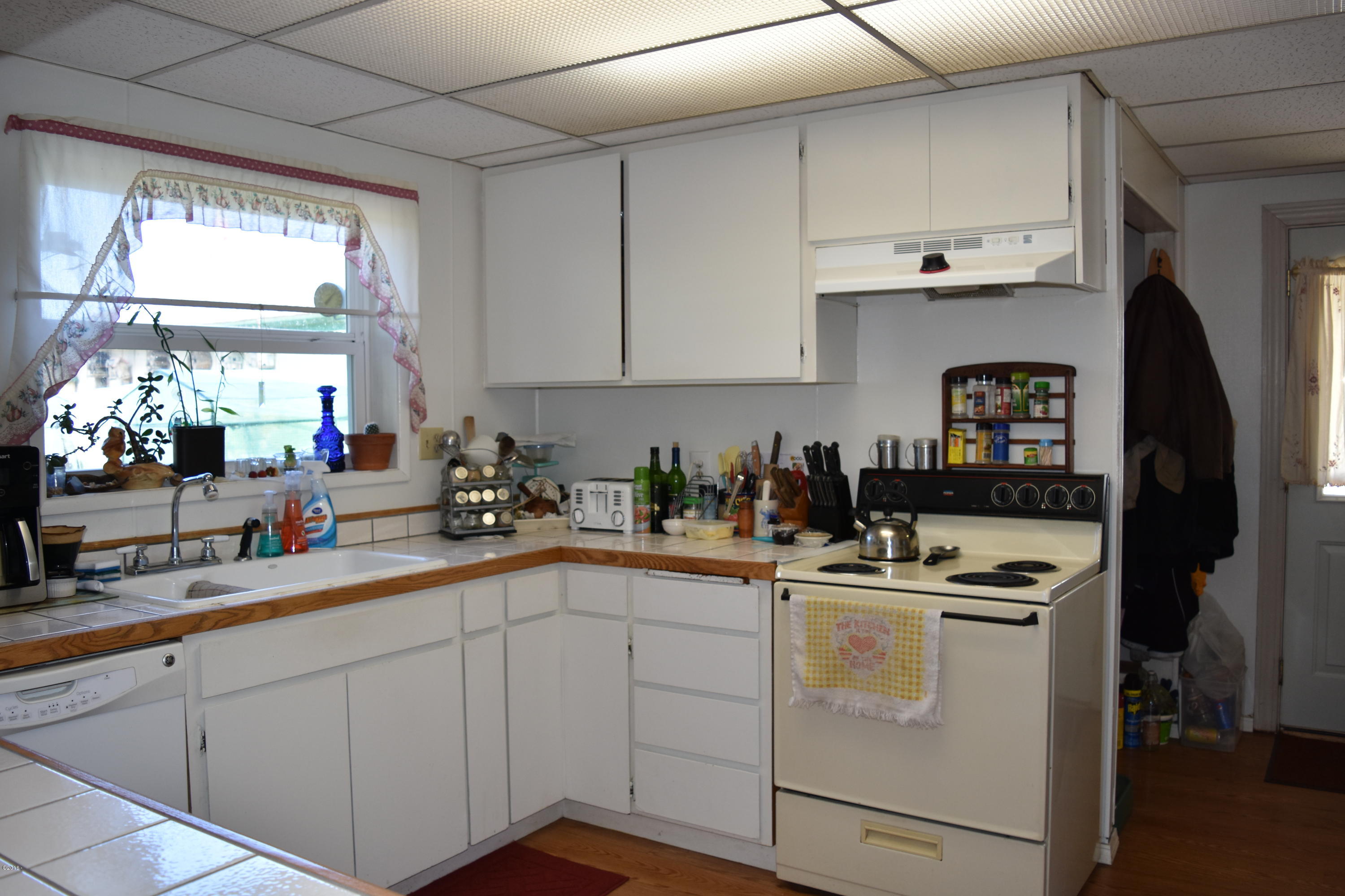 175 South Gaither Street Siletz, OR 97380 - Photo 7 of 25 Kitchen