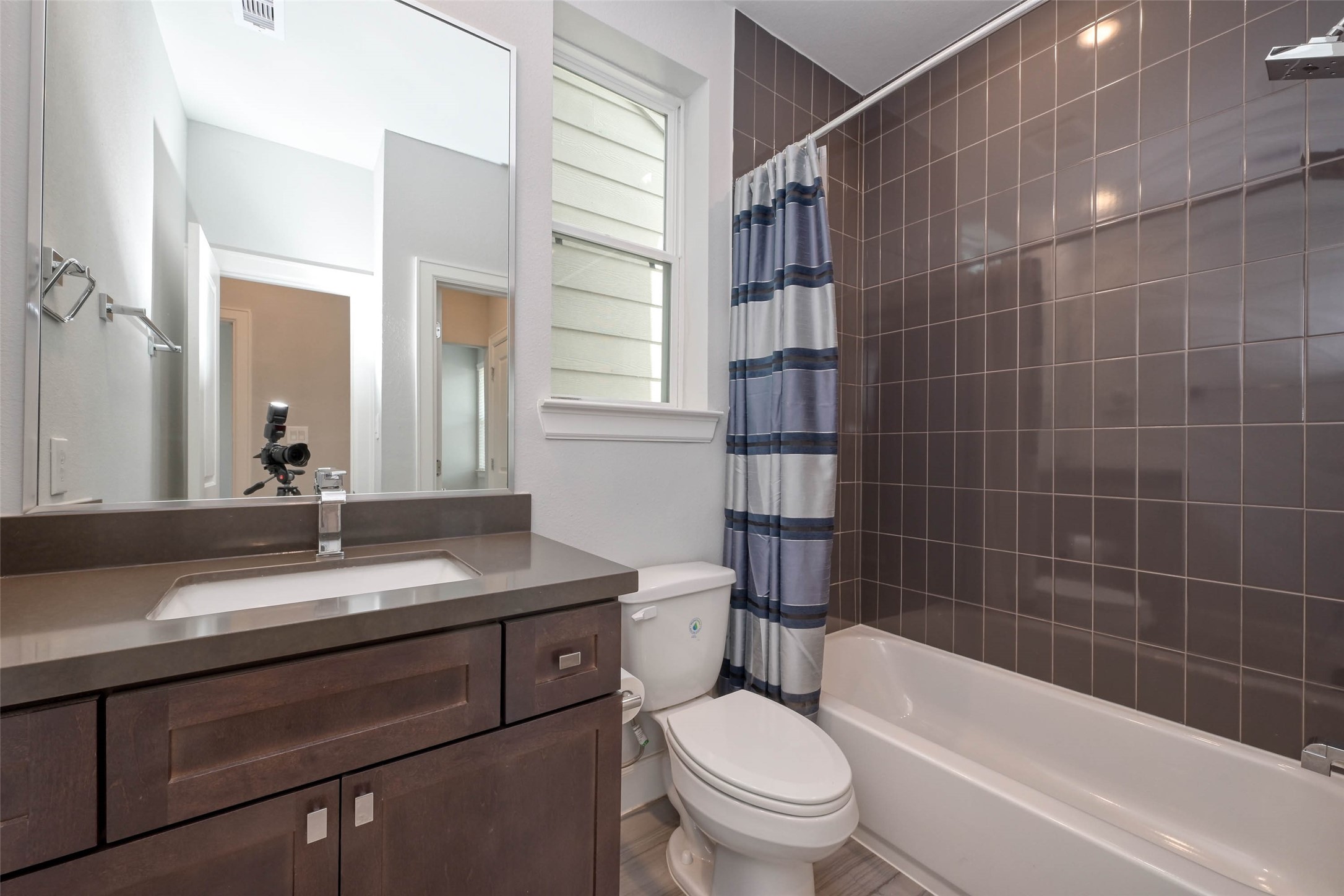 951 West 17th Street Houston, TX 77008 - Photo 25 of 30 a bathroom with a sink a toilet and shower