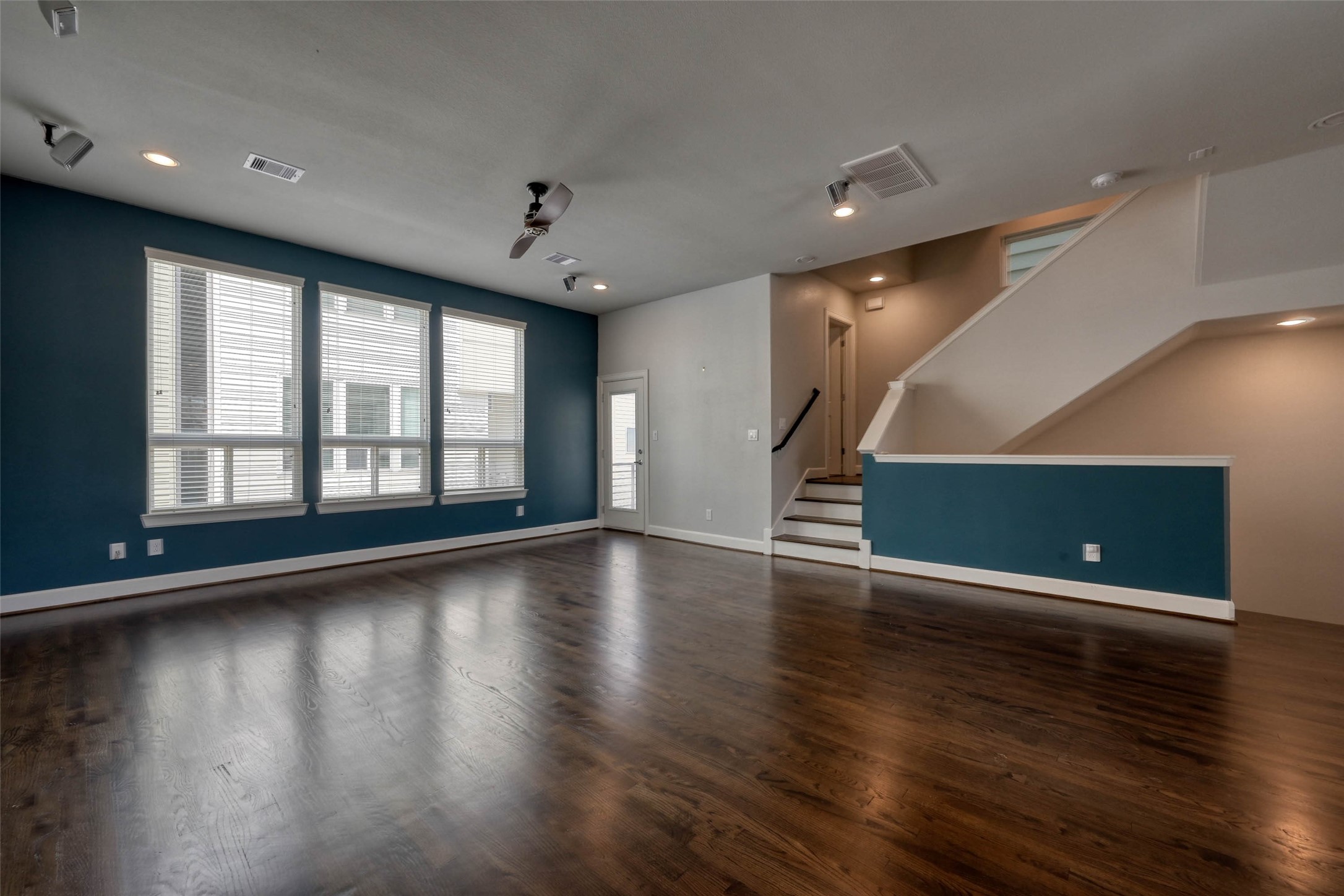 951 West 17th Street Houston, TX 77008 - Photo 9 of 30 a view of an empty room with wooden floor and a window