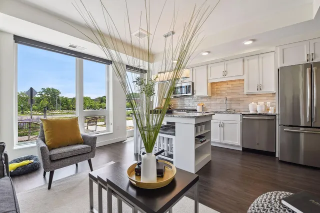 $1,985 | 12610 Ridgedale Drive, Unit 105, Minnetonka, MN 55305