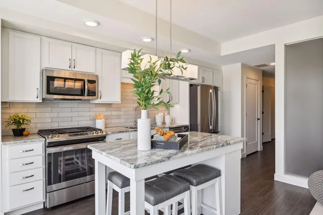 $1,985 | 12610 Ridgedale Drive, Unit 105, Minnetonka, MN 55305