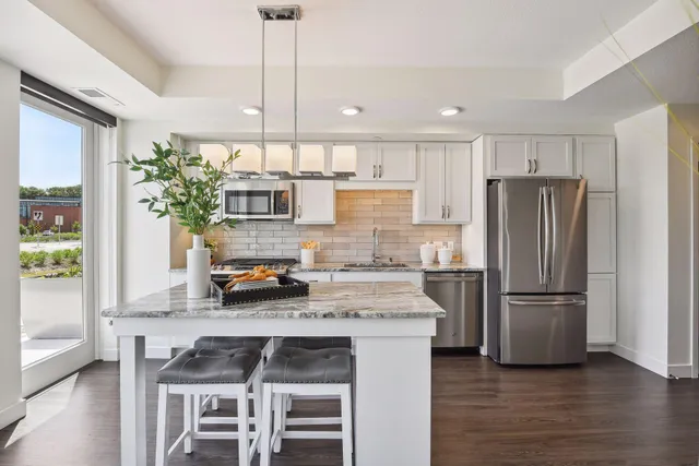 $1,985 | 12610 Ridgedale Drive, Unit 105, Minnetonka, MN 55305