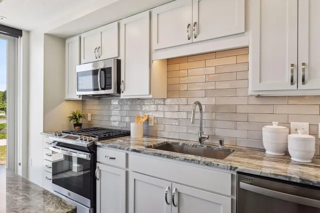 $1,985 | 12610 Ridgedale Drive, Unit 105, Minnetonka, MN 55305