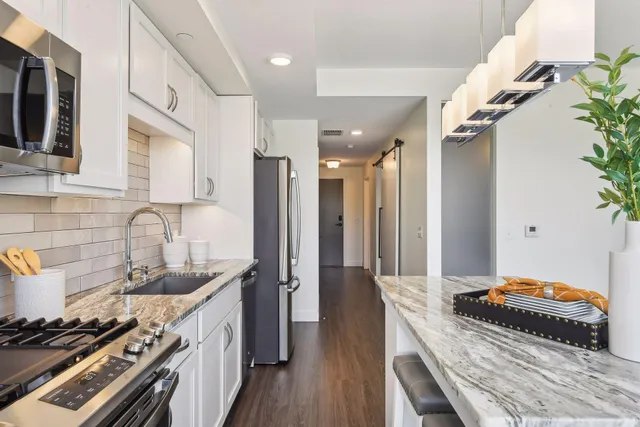 $1,985 | 12610 Ridgedale Drive, Unit 105, Minnetonka, MN 55305