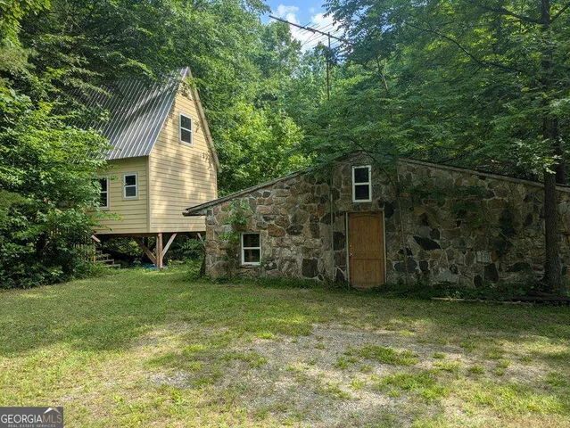 a view of a house with backyard