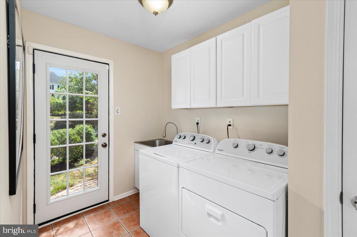 217 Windsor Way Doylestown, PA 18901 - Photo 19 of 36 Laundry/mud room with access to garages and back