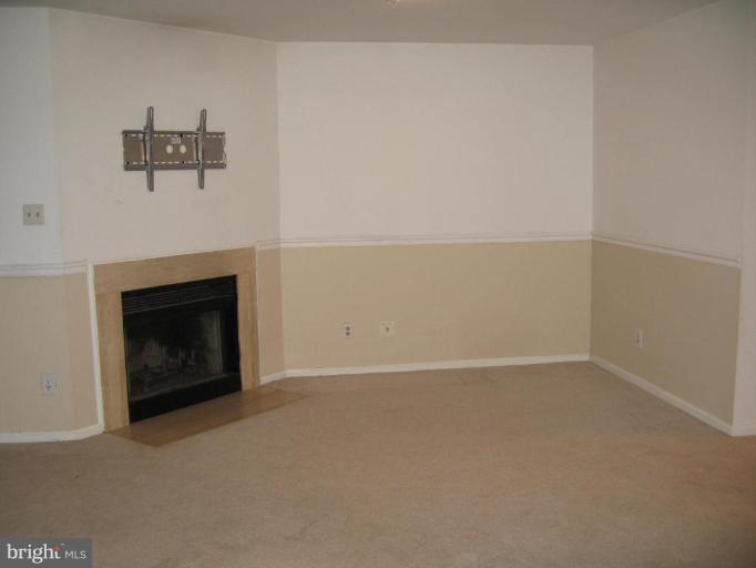 12906 Grays Pointe Road, Unit 6A Fairfax, VA 22033 - Photo 5 of 9 Living Room