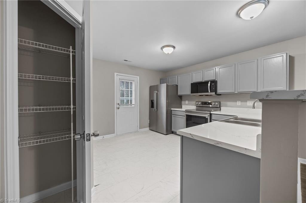 1109 Terrell Drive High Point, NC 27262 - Photo 8 of 29 Kitchen