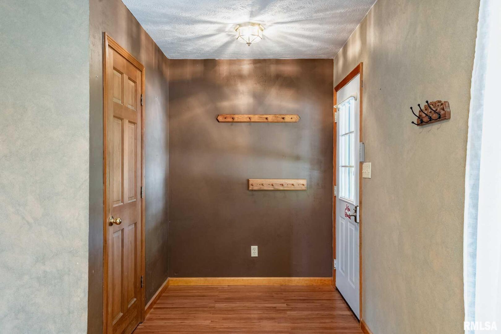 541 Dallas Road Murphysboro, IL 62966 - Photo 20 of 78 a view of a hallway with a white walls