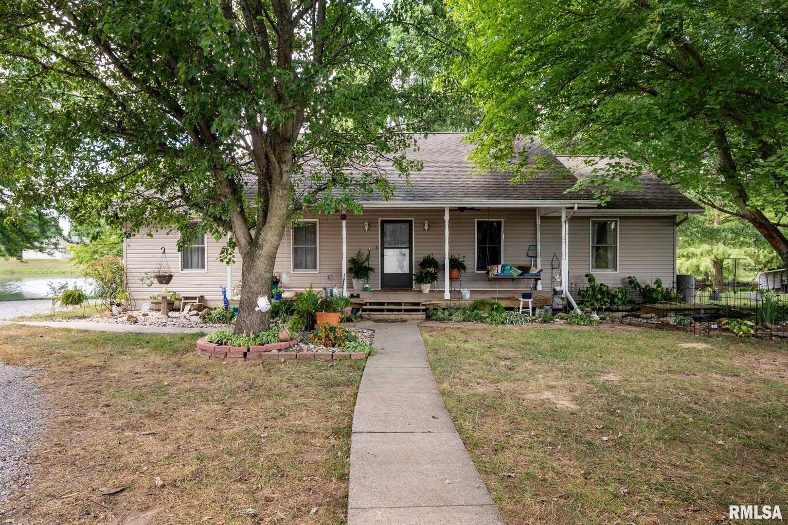 541 Dallas Road Murphysboro, IL 62966 - Photo 2 of 78 a front view of a house with garden