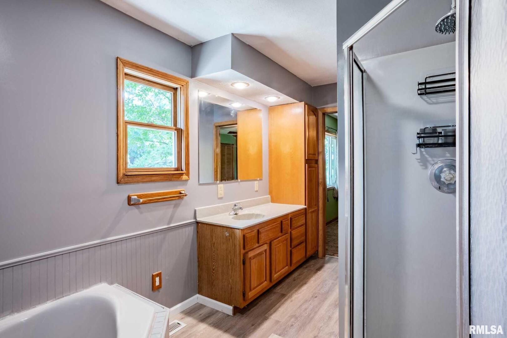 541 Dallas Road Murphysboro, IL 62966 - Photo 31 of 78 a bathroom with a tub sink and mirror