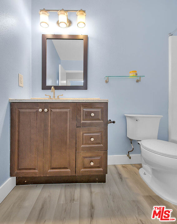 4822 Hollow Corner Road, Unit 177 Culver City, CA 90230 - Photo 20 of 39 a bathroom with a toilet a sink and mirror