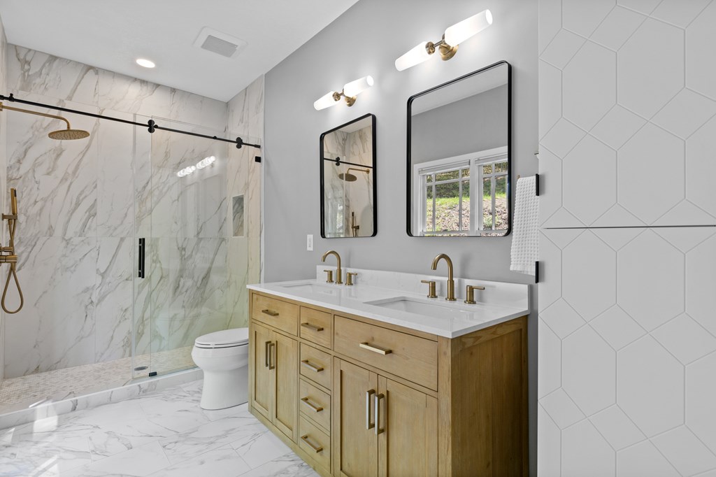 203 Evergreen Road Hiawassee, GA 30546 - Photo 23 of 41 Luxurious Primary Bath