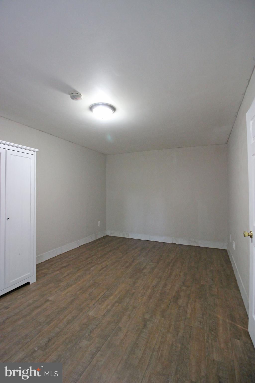 17 Water Street, Unit 30 Gaithersburg, MD 20877 - Photo 14 of 18 an empty room with a desk and mirror