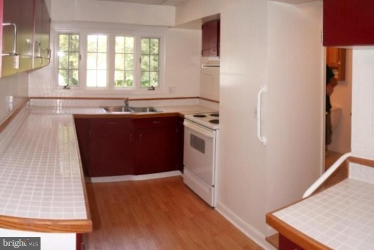 14621 Peach Orchard Road Silver Spring, MD 20905 - Photo 11 of 15 Apartment Kitchen