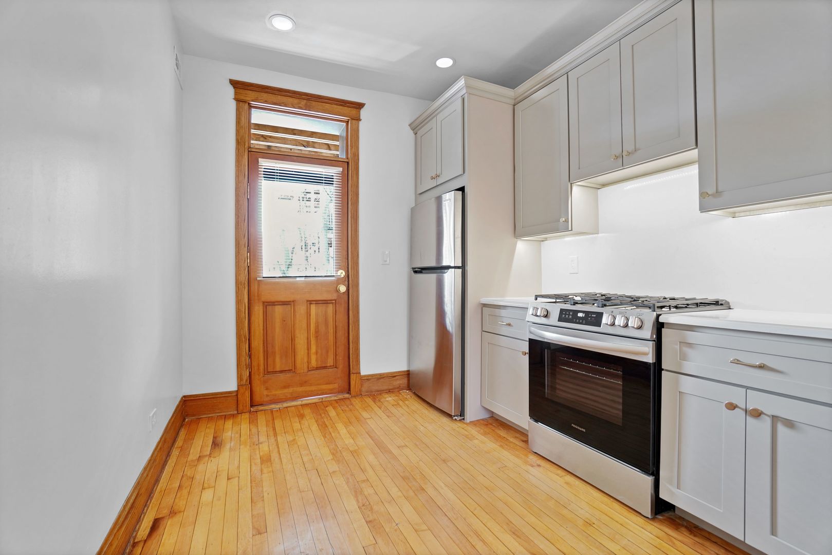 849 West Grace Street, Unit 2 Chicago, IL 60613 - Photo 4 of 19 a kitchen with a stove a sink and a refrigerator