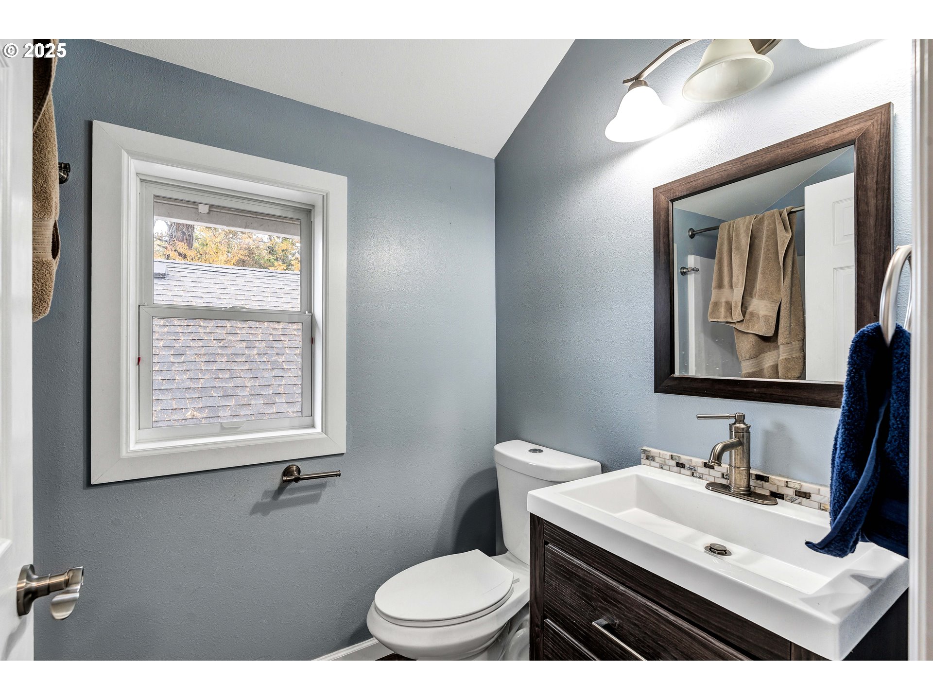 704 3rd Avenue Oregon City, OR 97045 - Photo 19 of 48 a bathroom with a toilet a sink and mirror