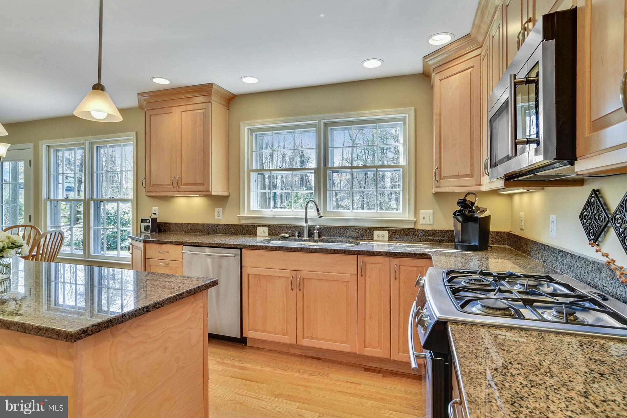 1506 Elk Point Drive Reston, VA 20194 - Photo 7 of 30 Gas cooking, Jenn-Air appliances