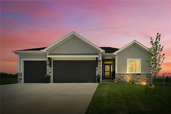 $639,900 | 1814 Woodward Circle, Raymore, MO 64083
