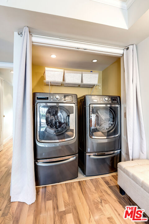 4443 Saugus Avenue, Unit 3 Sherman Oaks, CA 91403 - Photo 21 of 35 a kitchen with a refrigerator and a stove