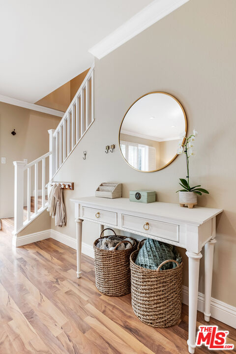 4443 Saugus Avenue, Unit 3 Sherman Oaks, CA 91403 - Photo 24 of 35 a room with table and a mirror