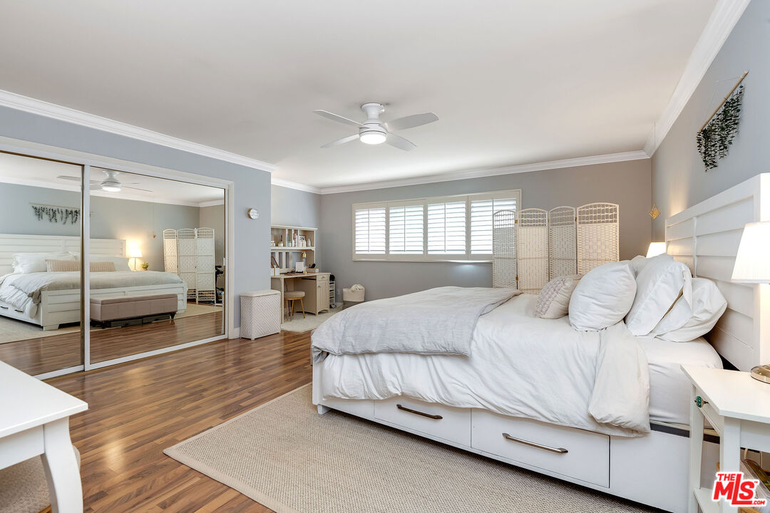 4443 Saugus Avenue, Unit 3 Sherman Oaks, CA 91403 - Photo 25 of 35 a bedroom with a bed and wooden floor
