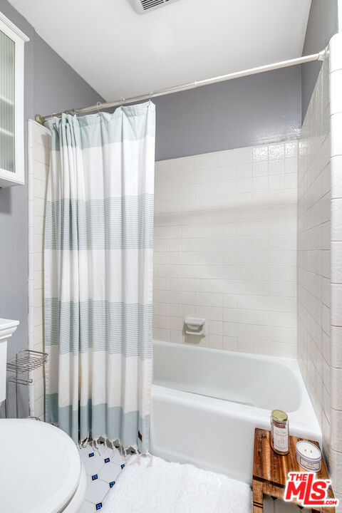 4443 Saugus Avenue, Unit 3 Sherman Oaks, CA 91403 - Photo 29 of 35 a bathroom with a bathtub and a shower