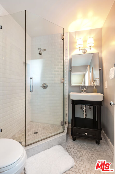 4443 Saugus Avenue, Unit 3 Sherman Oaks, CA 91403 - Photo 33 of 35 a bathroom with a sink a toilet and shower