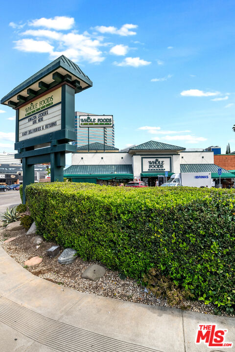 4443 Saugus Avenue, Unit 3 Sherman Oaks, CA 91403 - Photo 34 of 35 a front view of a building with garden