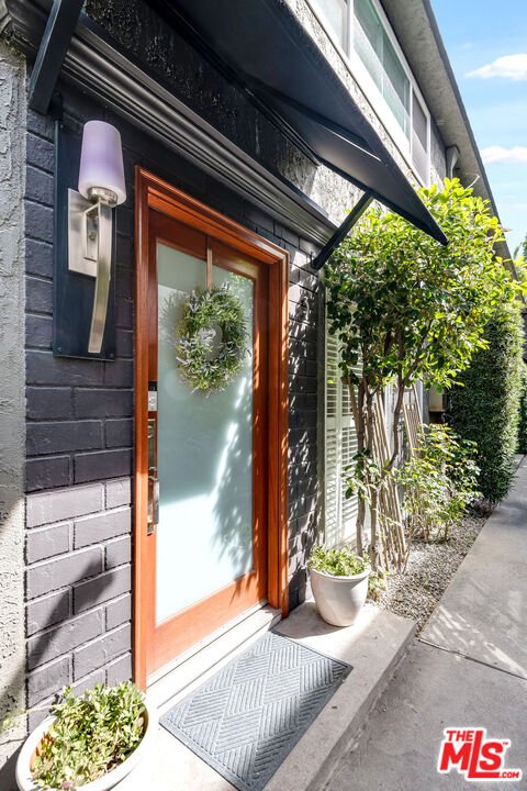 4443 Saugus Avenue, Unit 3 Sherman Oaks, CA 91403 - Photo 5 of 35 a view of porch with a bench