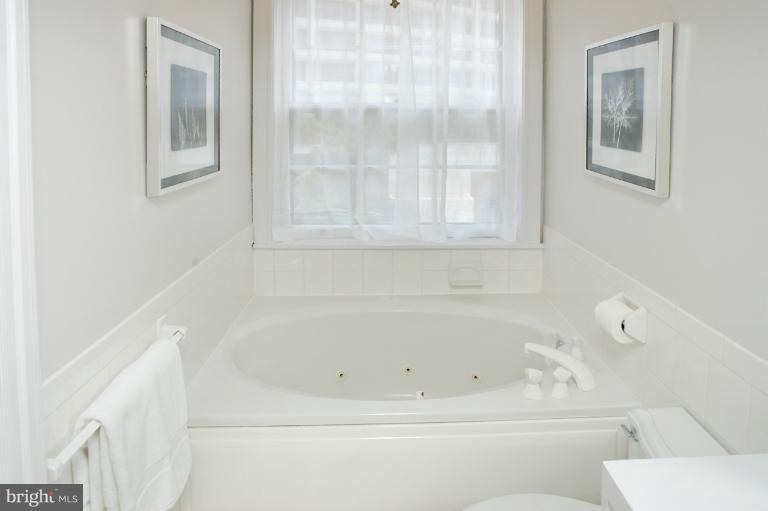 1929 19th Street Northwest Washington, DC 20009 - Photo 8 of 23 Wonderful tub