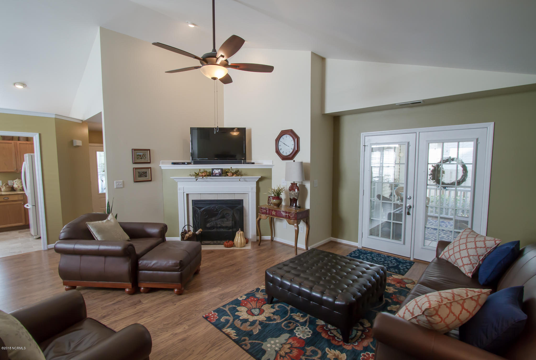 5110 Long Pointe Road Wilmington, NC 28409 - Photo 3 of 34 Great room with vaulted ceiling and gas fireplace