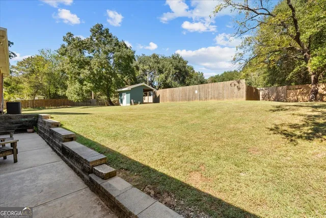 a view of a back yard