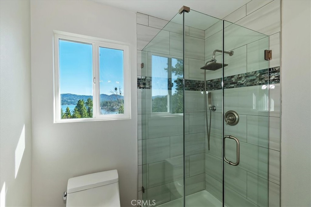 27565 North Bay Road Lake Arrowhead, CA 92352 - Photo 31 of 58 a bathroom with a shower