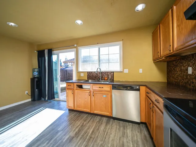 $320,000 | 17 West Lancaster Drive, Stockton, CA 95207