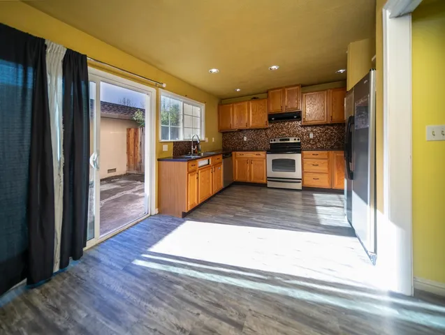 $320,000 | 17 West Lancaster Drive, Stockton, CA 95207