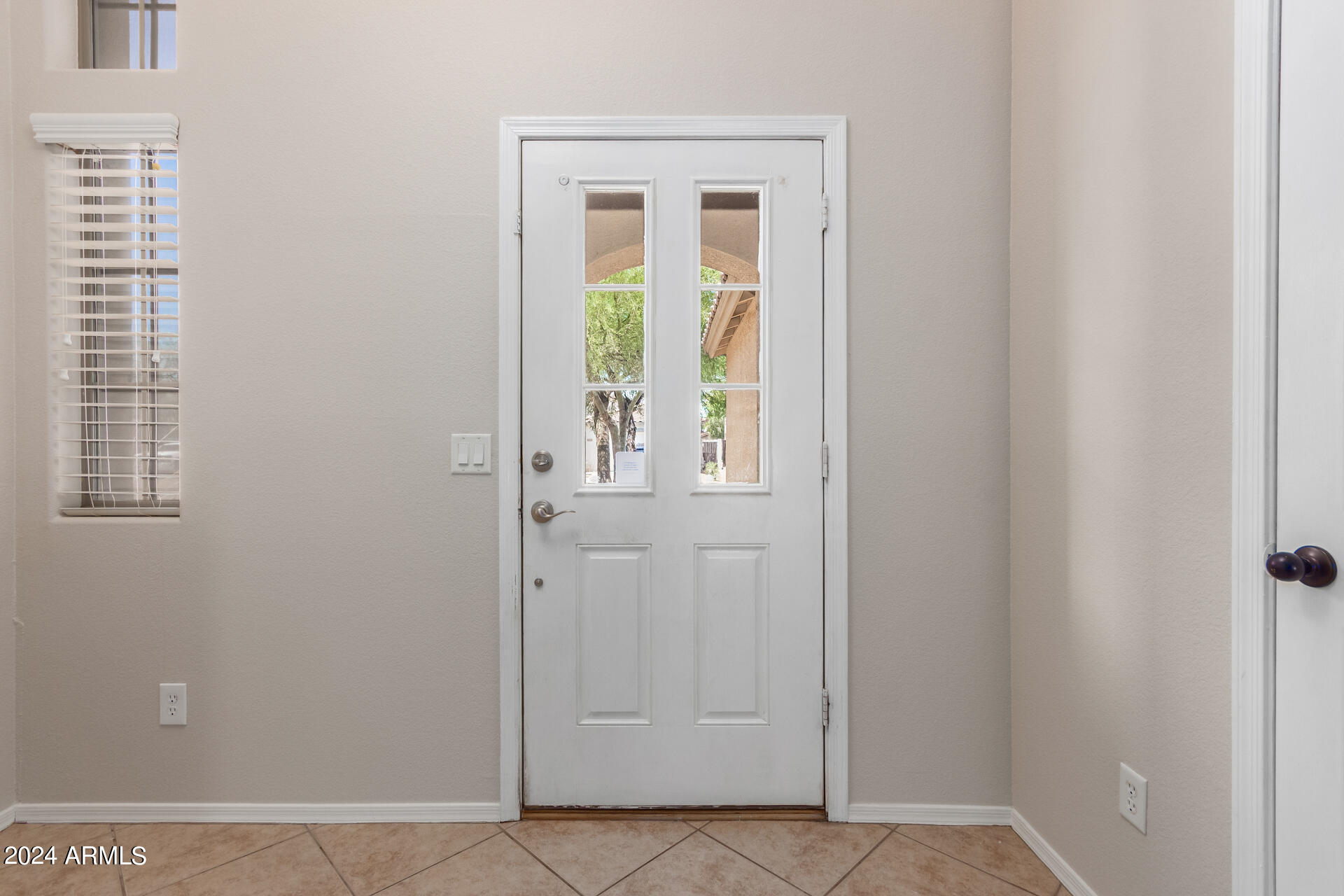 4007 East Ironhorse Road Gilbert, AZ 85297 - Photo 5 of 33 an empty room with window