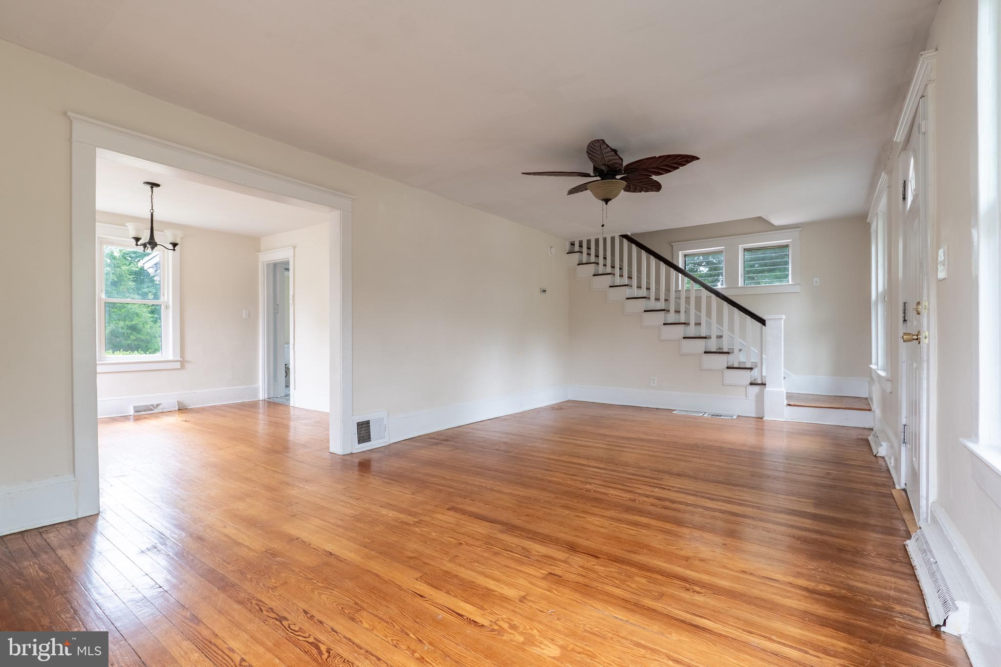 2183 South Main Road Vineland, NJ 08361 - Photo 7 of 24 Living room