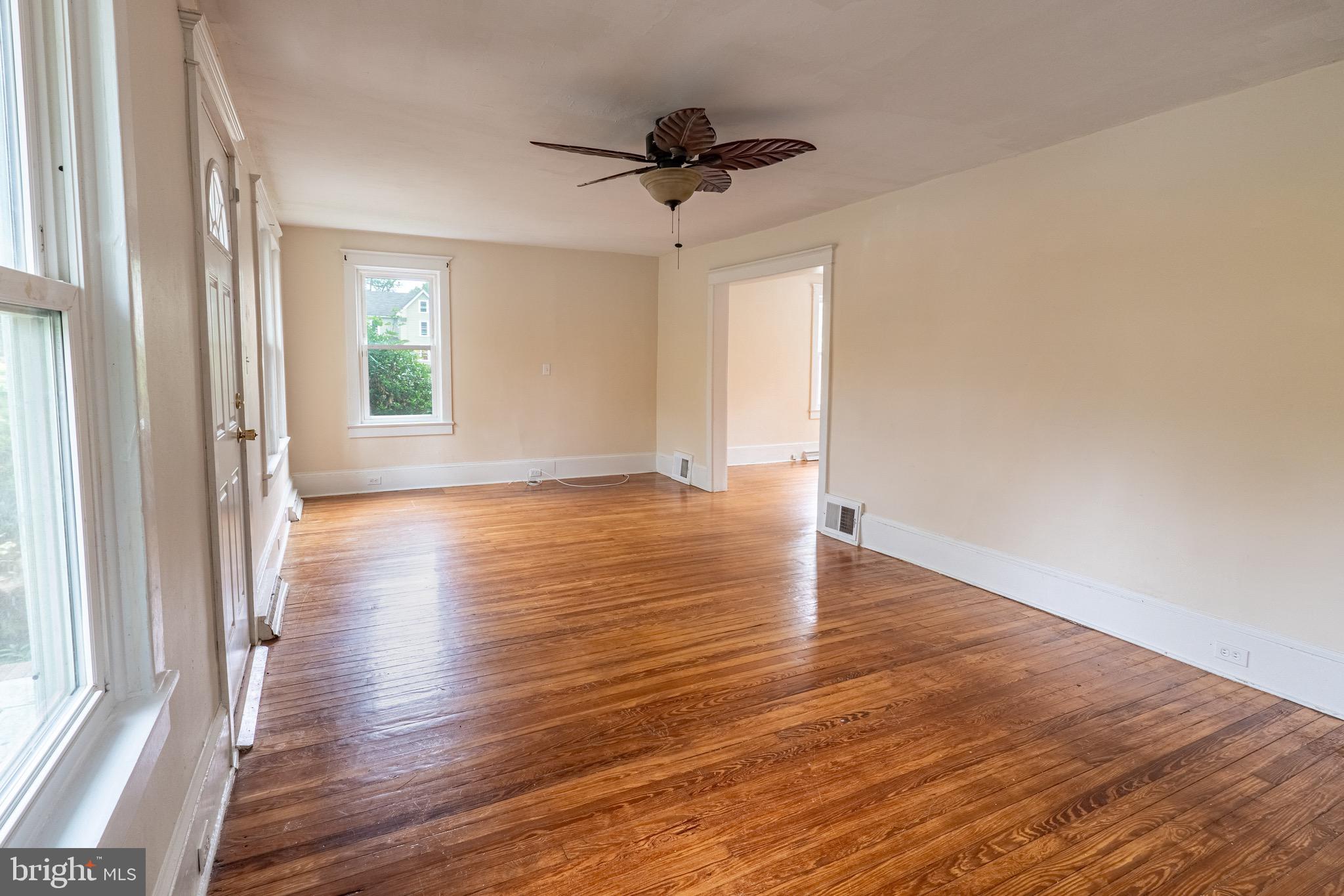 2183 South Main Road Vineland, NJ 08361 - Photo 8 of 24 Living room