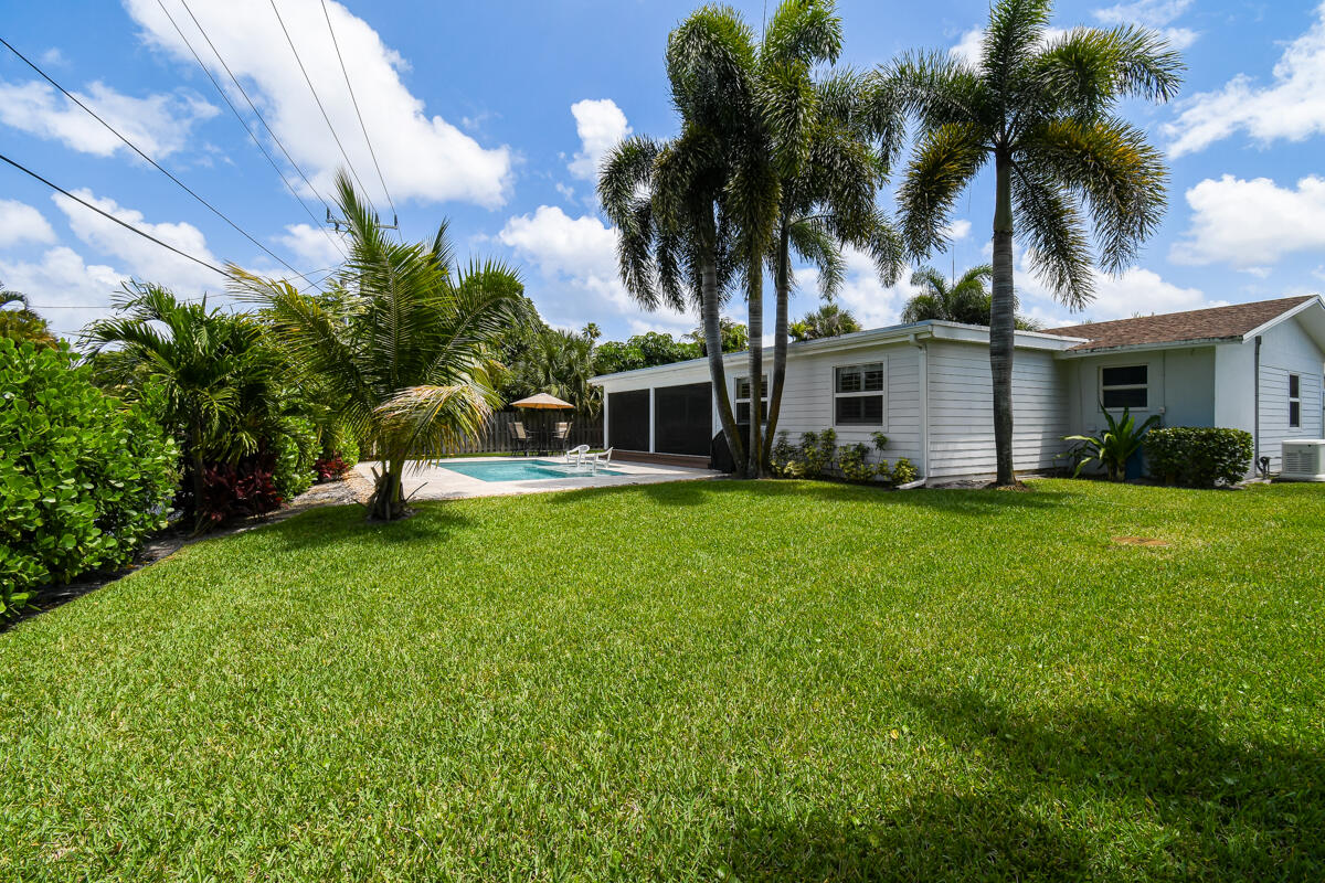 205 Windsor Road West Jupiter, FL 33469 - Photo 4 of 6 Large Yard room for toys