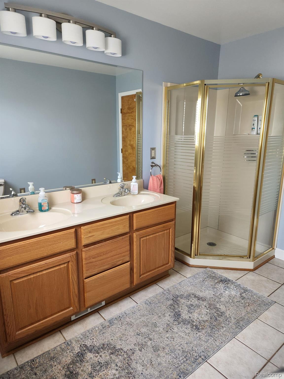 26215 Pennsylvania Road Romulus, MI 48174 - Photo 17 of 35 Double Sinks for busy family