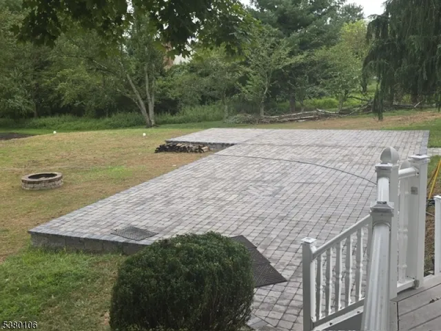 a view of a patio with garden
