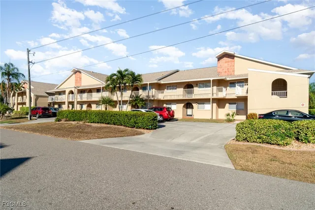 $268,000 | 4321 Country Club Boulevard, Unit 207, Cape Coral, FL 33904