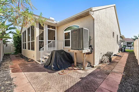 a view of entryway with a outdoor