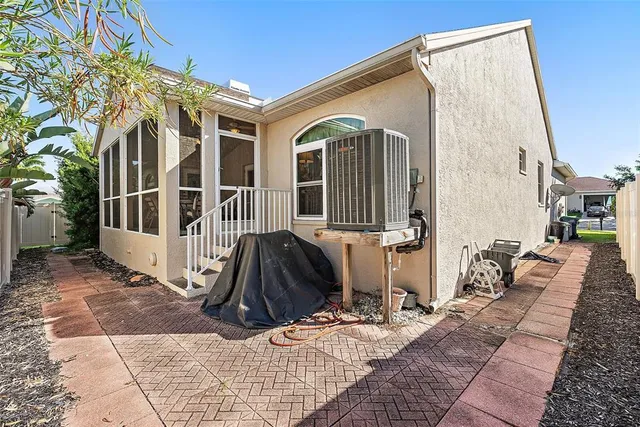 a view of entryway with a outdoor