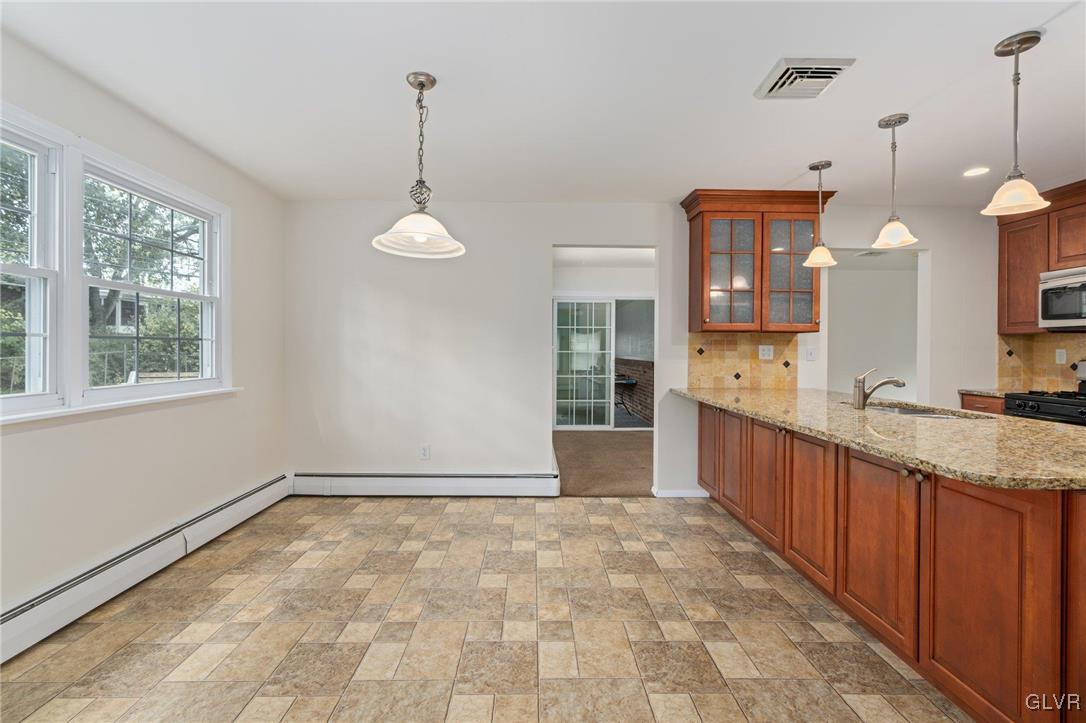 7028 Heather Road Lower Macungie Township, PA 18062 - Photo 8 of 29 Un-Staged Kitchen