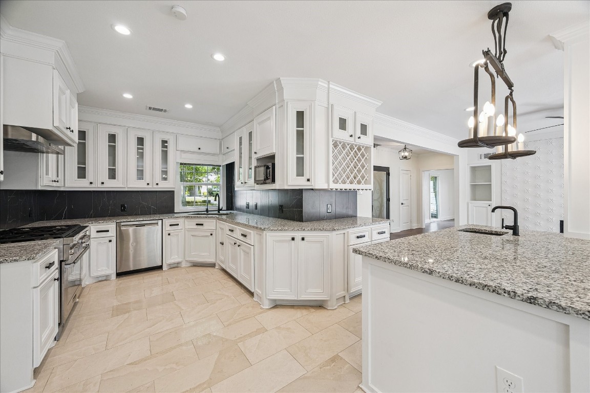 3071 Locke Lane Houston, TX 77019 - Photo 14 of 44 Casual dining and entertaining are effortless in this kitchen, which offers a spacious island with breakfast bar seating, granite countertops, and a Thermador gas range. Its open connection to the family and breakfast rooms provides a warm, welcoming atmosphere.